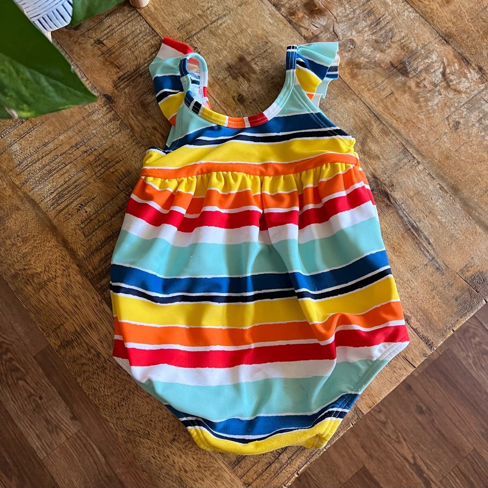 Hanna Andersson Rainbow Striped
Flutter Sleeve Swim Suit Bubble Size US 6 months